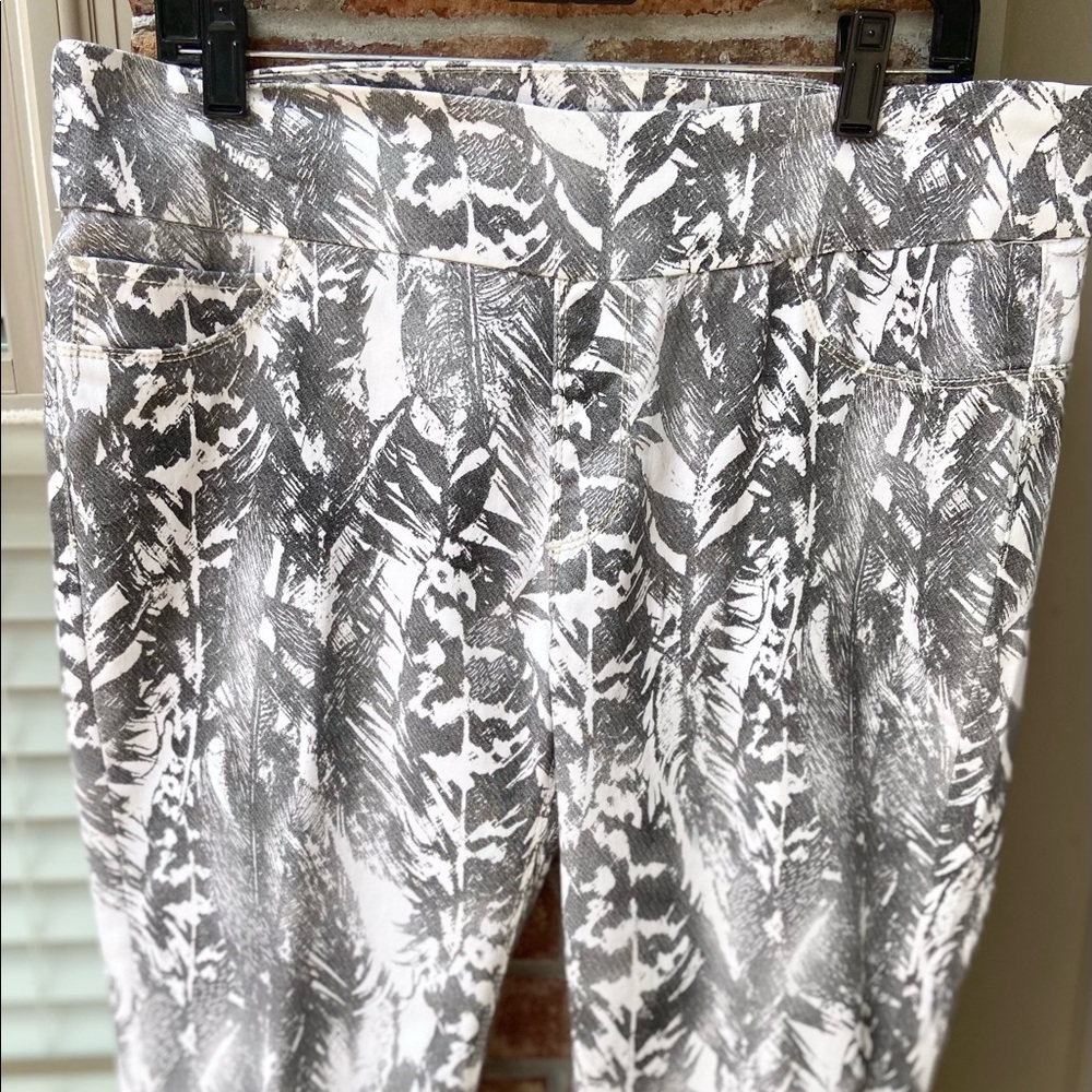 LOLA Capris in grey and cream print